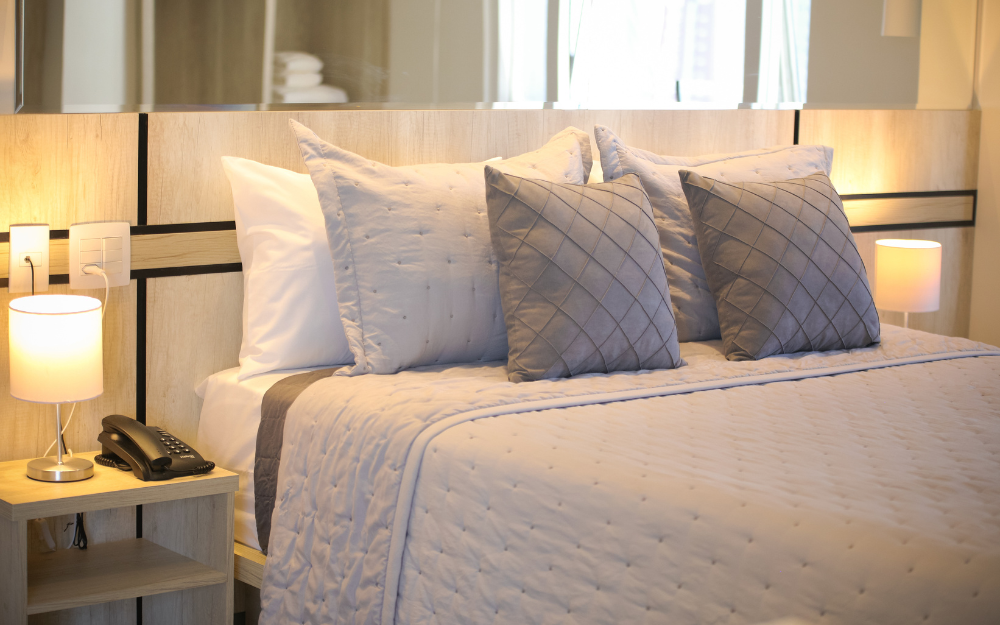 Quarto com cama de casal no Black Inn Flamboyant
